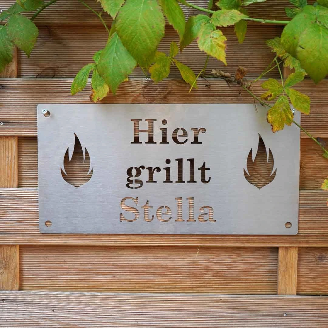 Hier Grille Ich Schild Aus Edelstahl Mit Wunschname 2 Hier Grille Ich Schild Aus Edelstahl Mit Wunschname – Bild 2