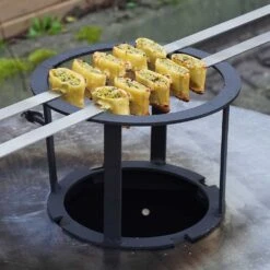 Spiess-Ständer / Grillrost-Ständer Für Feuerplatte -Kamiladen Verkäufe spiess staender wokhalter feuerplatte grillplatte schamotte shop 3